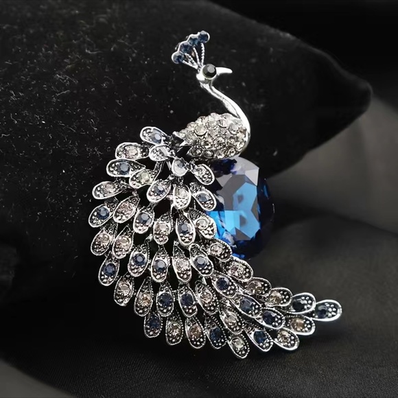 Royal Blue Vintage Peacock Sapphire Brooch - Picture 5 of 5